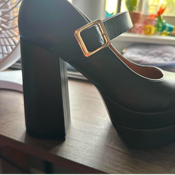 X2B Shoes - X2B Black faux leather Mary Jane platform heels with gold clasp